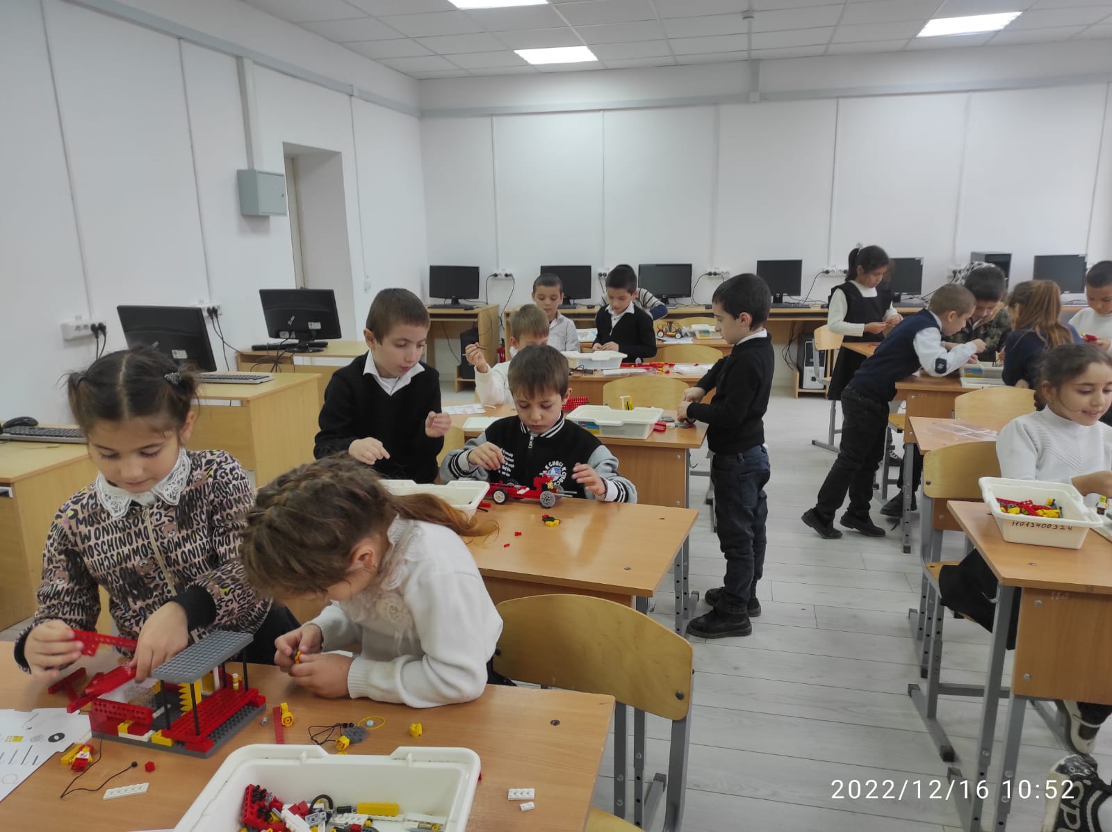 на занятии по легоконструированию